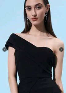 Chic Black One-Shoulder Top