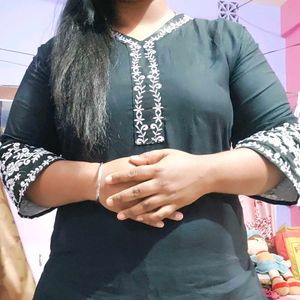 Mahira&#39;s Black Embroidered Kurti