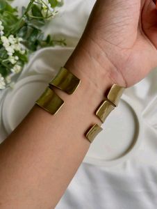 Golden Wave Hand Cuff