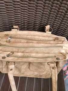 Beautiful Handbag With 6 Pockets