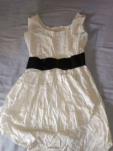 White Sleveless Top, Strechtable