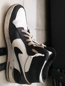 Air Jordan 1 Mid - Black &amp; White