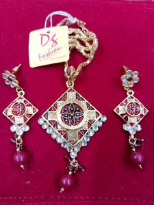 Beautiful Ethenic Pendent Set