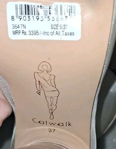 Luxurious Nude Y2k Heels/Size 5/37