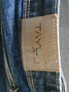 Women&#39;s dark wash straight leg jeans