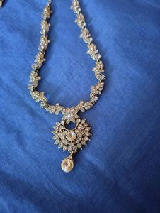 Stunning Golden Necklace With Earrings