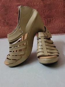 Price Drop 🥳Beautiful Beige Wedges