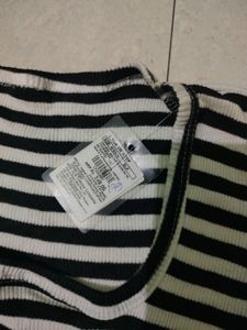New Black And White Puffed Sleeve Top