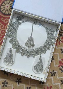 Diamond Jewellery Set With Earrings And Mang Tikka