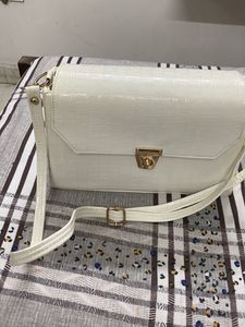 UNUSED WHITE STURDY CHIQUE BAG