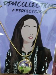 Charming Floral Pendant Necklace