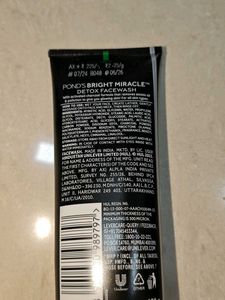 Detox Facewash and mini complimentary gift