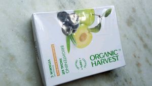 ORGANIC HARVEST Brightening Facial Kit || Kakadu Plum &amp; Acai Berry || Enriched With Vitamin C