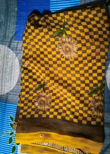 Elegant Floral Checkered Saree🌻