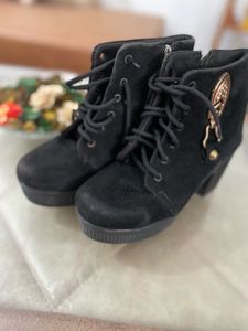 BLACK BOOTS