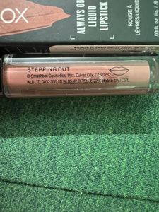 SMASHBOX Matte Liquid Lipstick “stepping Out”