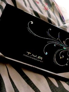 Vintage Makeup Palette - Eyeshadow, Blush, &amp; More!