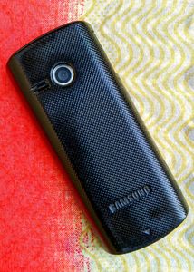 📱Samsung GT-E2232 phone in Dead Condition with New Bettery.(Phone need repair then it Work).