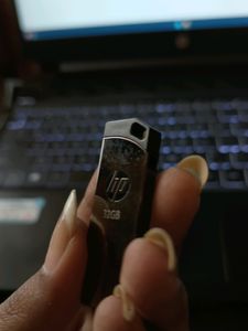HP PENDRIVE (32 GB)
