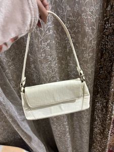 White shoulder bag & lipstick free😍