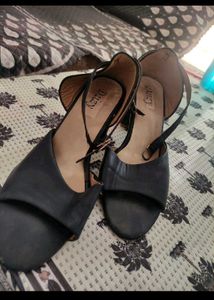 Stylish Black Solid Heels Sandals