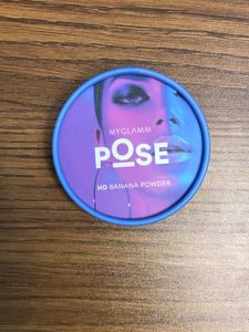 Pose banana Powder And K Play Strawberry Blush
