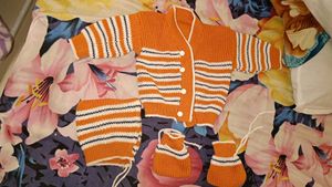 Baby Heavy Woolen Sweater With Mitthen And Topa