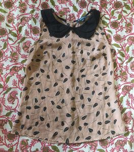 A  sleevesed casual top