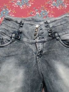 Distressed High-Waisted Jeans with 4 button