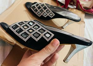 BEAUTIFUL BLACK HEELS WITH STONES