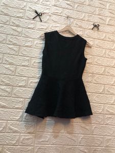 Chic Black Sleeveless Knit Top