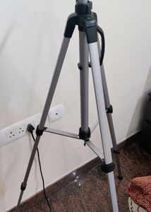 Amazon Basics Tripod 60&#34;