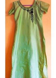 ✌🏼4 pieces ✌🏼Red Paisley Kurta 👗