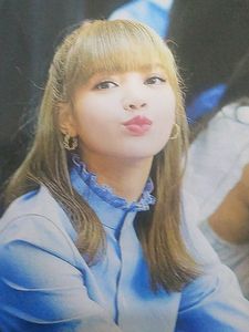 Blackpink Lisa blue Outfit Picture 🖼