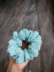 FLUFFY SCRUNCHIE +1 FREE SCRUNCHIEe😍
