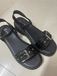 Black Zudio Sandals