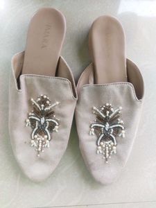 White Flower Flats