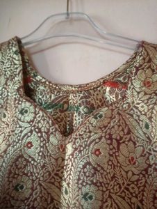 Banarasi Gold Kurti  with Maroon salwar💘