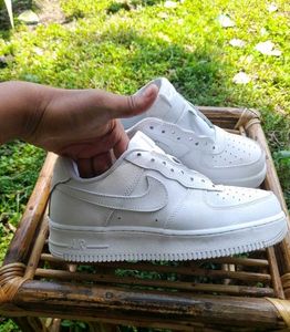 Nike Air Force 1 Triple White – Size 6