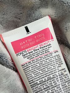 Pond&#39;s Bright Beauty Facewash