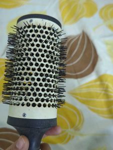 Roller ceramic brush for that perfect blowout
