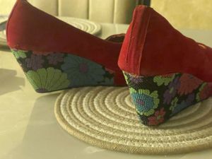 RED MULTICOLOURED HEELS
