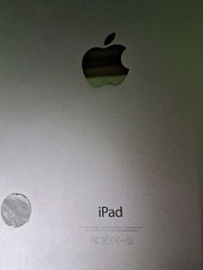 Apple Ipad Lot With 2 Samsung Tabs