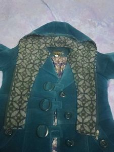 Woman&#39;s Blazer With Removable And Attachable Cap