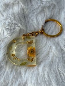 🌼 Golden Bloom “D” Resin Keychain 🌼