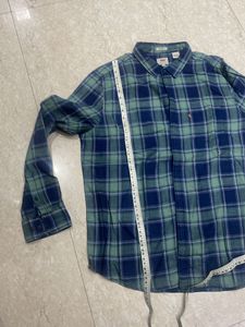Levi’s.  Shirt 👔