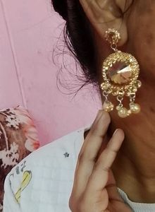Necklace set with earrings and mangtikka