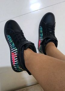 KazarMax Pretty Swan Sneakers