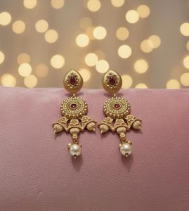 Elegant Gold-Toned Necklace