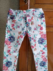 Floral White Jeans 👖